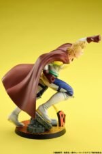 Vue 3/4 de face à mi-distance de la figurine de Mirio Togata de My Hero Academia en costume de héros avec une cape, sur une base rocheuse.