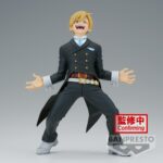 Vue de face à mi-distance de la figurine de Neito Monoma de My Hero Academia en costume noir, avec une ceinture rouge et boutons, souriant.