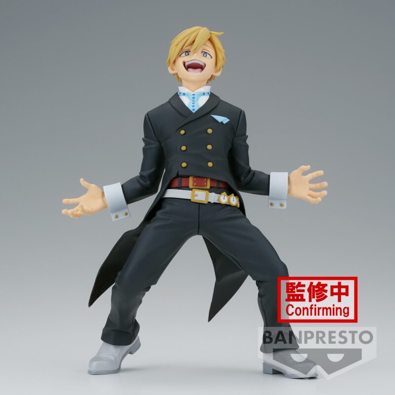 Vue de face à mi-distance de la figurine de Neito Monoma de My Hero Academia en costume noir, avec une ceinture rouge et boutons, souriant.