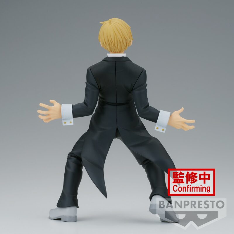Vue de dos à mi-distance de la figurine de Neito Monoma de My Hero Academia en queue de pie, avec un manteau noir et une chemise blanche.