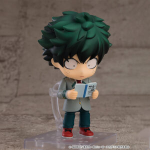 Vue 3/4 de face à mi-distance de la figurine Nendoroid d'Izuku Midoriya de My Hero Academia en uniforme scolaire, tenant un livre.