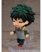 Vue 3/4 de face à mi-distance de la figurine Nendoroid d'Izuku Midoriya de My Hero Academia en uniforme scolaire, avec un sac à dos jaune.