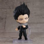 Vue de face à distance complète de la figurine Nendoroid de Shota Aizawa de My Hero Academia en tenue tactique, tenant un foulard.