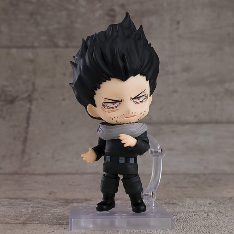 Vue de face à distance complète de la figurine Nendoroid de Shota Aizawa de My Hero Academia en tenue tactique, tenant un foulard.