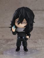 Vue 3/4 de face à mi-distance de la figurine Nendoroid de Shota Aizawa de My Hero Academia en tenue sombre avec écharpe, tenant un objet bleu dans la main droite.