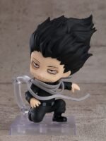 Vue 3/4 de face à mi-distance de la figurine Nendoroid de Shota Aizawa de My Hero Academia en costume noir, tenant un foulard autour du cou.