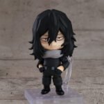 Vue de face à mi-distance de la figurine Nendoroid de Shota Aizawa de My Hero Academia en tenue décontractée, avec les mains dans les poches.