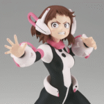 Vue 3/4 de face à mi-distance de la figurine d'Ochaco Uraraka de My Hero Academia en costume de héros noir et blanc avec accents roses, portant des accessoires de tête et des gantelets.
