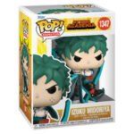 my-hero-academia-figurine-pop-izuku-midoriya-1347_2 Vue 3/4 de face à mi-distance de la Funko Pop! d'Izuku Midoriya de My Hero Academia en costume de héros, les bras croisés.