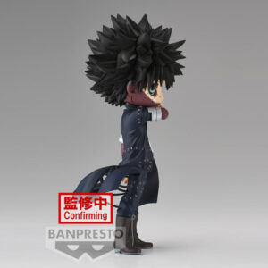 Vue 3/4 de face à mi-distance de la figurine Q Posket de Dabi de My Hero Academia en manteau noir, avec cheveux hérissés.