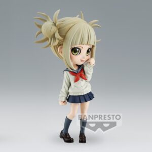 Vue 3/4 de face à mi-distance de la figurine Qposket de Himiko Toga de My Hero Academia en uniforme scolaire traditionnel, main près du visage.