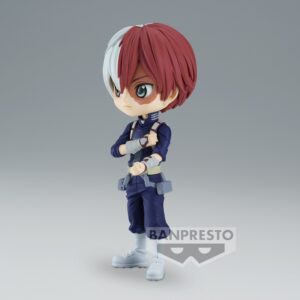 Vue légèrement diagonale à mi-distance de la figurine  Qposket de Shoto Todoroki de My Hero Academia en uniforme de héros bleu, avec les bras croisés.