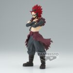 Vue 3/4 de face à mi-distance de la figurine  de Red Riot de My Hero Academia en pantalon noir et gilet, bras croisés.