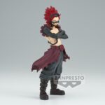 Vue 3/4 de face à mi-distance de la figurine de Katsuki Bakugo de My Hero Academia en veste sans manches, avec des lunettes et un ceinturon.