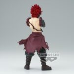 Vue 3/4 de dos à mi-distance de la figurine  d'Eijiro Kirishima de My Hero Academia en haut maroon déchiré, avec des protections de bras.