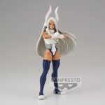 Vue 3/4 de face à mi-distance de la figurine de Mirko de My Hero Academia en justaucorps blanc, les bras croisés.