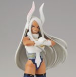 Vue 3/4 de face en gros plan de la figurine de Mirko de My Hero Academia en costume de héros, avec oreilles de lapin et écharpe.