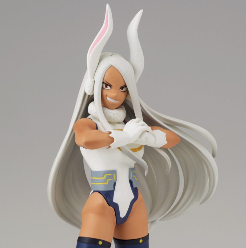 Vue 3/4 de face en gros plan de la figurine de Mirko de My Hero Academia en costume de héros, avec oreilles de lapin et écharpe.