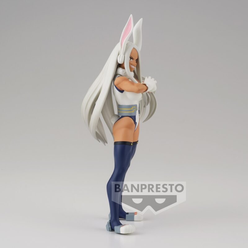 Vue de profil à mi-distance de la figurine  de Mirko de My Hero Academia en costume de héros, avec oreilles de lapin et queue.
