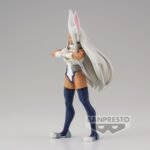 Vue 3/4 de face à mi-distance de la figurine de Mirko de My Hero Academia en costume de héros, bras croisés, avec oreilles de lapin.