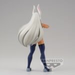 Vue 3/4 arrière à mi-distance de la figurine de Mirko de My Hero Academia en costume de héros, avec grandes oreilles de lapin.