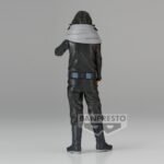 Vue 3/4 arrière à mi-distance de la figurine  de Shota Aizawa de My Hero Academia en costume noir, avec écharpe grise.