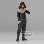 Vue 3/4 de face à mi-distance de la figurine de Shota Aizawa de My Hero Academia en tenue noire avec écharpe grise, main près du menton.