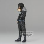 Vue de profil à mi-distance de la figurine de Shota Aizawa de My Hero Academia en tenue noire, tenant une écharpe.