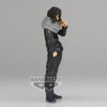 Vue 3/4 de face à mi-distance de la figurine de Shota Aizawa de My Hero Academia en costume noir avec écharpe grise, tenant une collation.