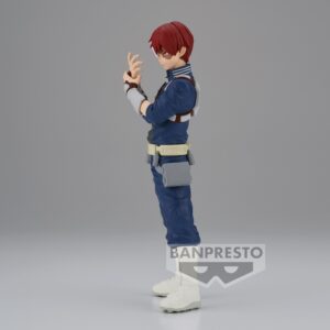 Vue de profil à mi-distance de la figurine  de Shoto Todoroki de My Hero Academia en uniforme bleu, avec ceinture utilitaire.