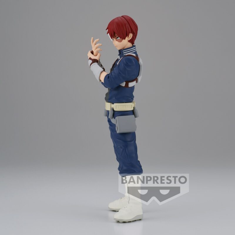 Vue de profil à mi-distance de la figurine  de Shoto Todoroki de My Hero Academia en uniforme bleu, avec ceinture utilitaire.