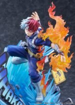 my-hero-academia-figurine-shoto-todoroki-short-ver_10 Vue 3/4 de face à mi-distance de la figurine de Shoto Todoroki de My Hero Academia en costume de héros, avec des flammes émanant de la main gauche.