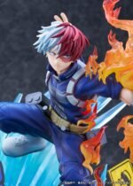 my-hero-academia-figurine-shoto-todoroki-short-ver_11 Vue 3/4 de face à mi-distance de la figurine de Shoto Todoroki de My Hero Academia en costume de héros, avec des flammes dans la main droite.