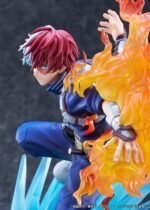 my-hero-academia-figurine-shoto-todoroki-short-ver_12 Vue 3/4 de face à mi-distance de la figurine de Shoto Todoroki de My Hero Academia en tenue de héros, avec des flammes dans une main et des éléments de glace à la base.