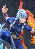 my-hero-academia-figurine-shoto-todoroki-short-ver_13 Vue 3/4 de face à mi-distance de la figurine de Shoto Todoroki de My Hero Academia en uniforme bleu, avec flammes et glace.