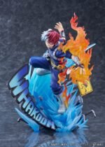 my-hero-academia-figurine-shoto-todoroki-short-ver_16 Vue 3/4 de face à mi-distance de la figurine de Shoto Todoroki de My Hero Academia en costume de héros, tenant un panneau avec symbole de flamme et des flammes sortant de la main.