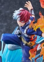 my-hero-academia-figurine-shoto-todoroki-short-ver_17 Vue 3/4 de face à mi-distance de la figurine de Shoto Todoroki de My Hero Academia en costume de héros, avec effets de feu et de glace.