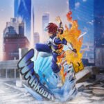 my-hero-academia-figurine-shoto-todoroki-short-ver_3 Vue 3/4 de face à mi-distance de la figurine Shoto Todoroki de My Hero Academia en costume de héros, manipulant des flammes avec la main gauche.