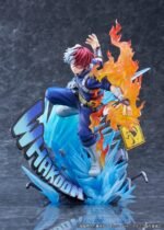 my-hero-academia-figurine-shoto-todoroki-short-ver_4 Vue 3/4 de face à mi-distance de la figurine de Shoto Todoroki de My Hero Academia, en costume de héros bleu avec accents rouges, tenant un panneau jaune avec symbole de dragon, avec effet de flamme dans la main droite.