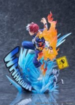 my-hero-academia-figurine-shoto-todoroki-short-ver_5 Vue 3/4 de face à mi-distance de la figurine de Shoto Todoroki de My Hero Academia en costume de héros, avec des effets de feu et de glace sortant des mains.