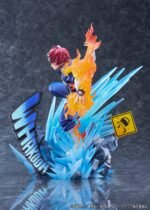 my-hero-academia-figurine-shoto-todoroki-short-ver_6 Vue 3/4 de face à mi-distance de la figurine de Shoto Todoroki de My Hero Academia en costume de héros, avec des flammes et des éclats de glace.