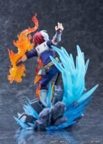 my-hero-academia-figurine-shoto-todoroki-short-ver_7 Vue 3/4 de dos à mi-distance de la figurine Shoto Todoroki de My Hero Academia en uniforme scolaire, bras droit enflammé et bras gauche gelé.