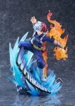 my-hero-academia-figurine-shoto-todoroki-short-ver_9 Vue 3/4 de face à mi-distance de la figurine de Shoto Todoroki de My Hero Academia en uniforme d'entraînement, avec des flammes à gauche et des pics de glace en dessous.