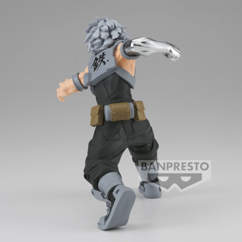 Vue diagonale à mi-distance de la figurine  de Tetsutetsu Tetsutetsu de My Hero Academia en tenue sans manches, bras droit étendu.