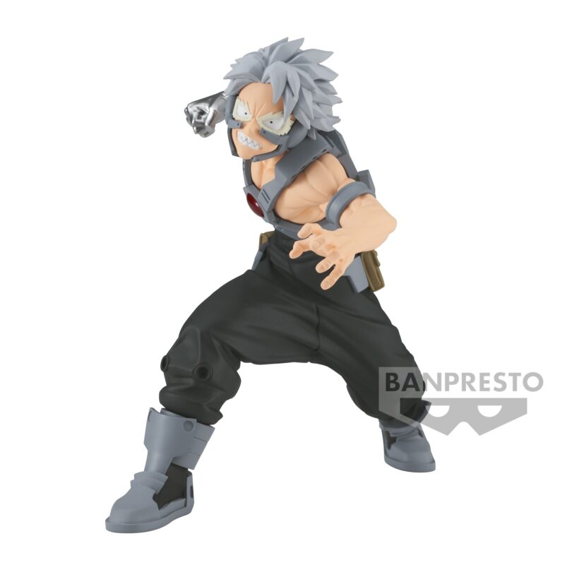 Vue 3/4 de face à mi-distance de la figurine  de Tetsutetsu Tetsutetsu de My Hero Academia en tenue de combat, avec un gantelet métallique sur le bras gauche.