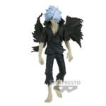 Vue 3/4 de face à mi-distance de la figurine DXF de Tomura Shigaraki de My Hero Academia en vêtements noirs déchirés, expression sinistre.