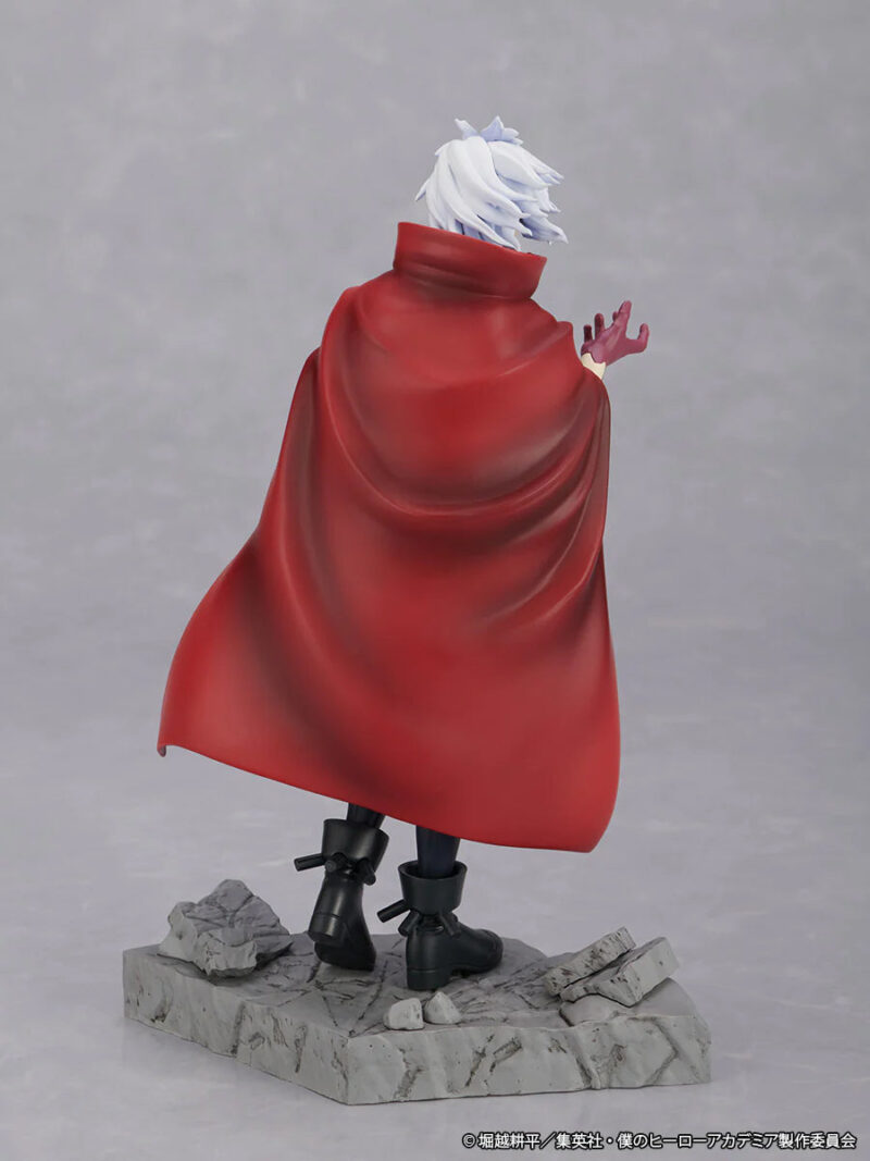 Vue 3/4 arrière à mi-distance de la figurine de Tomura Shigaraki de My Hero Academia en manteau rouge.