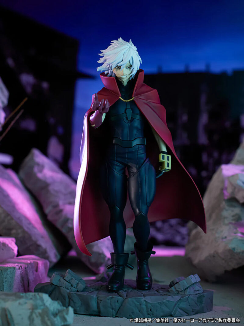 Vue de face en gros plan de la figurine de Tomura Shigaraki de My Hero Academia en costume noir avec une cape rouge, main tendue.