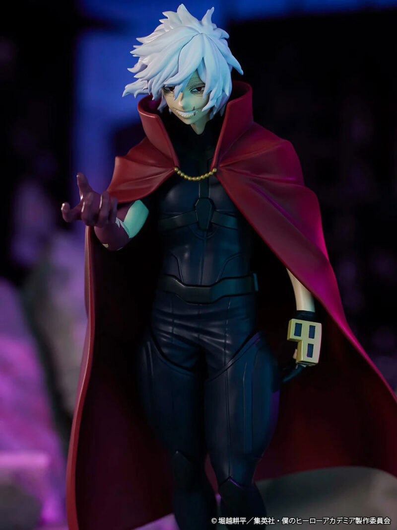 Vue de face à mi-distance de la figurine de Tomura Shigaraki de My Hero Academia en costume sombre avec une cape rouge, tenant un collier.