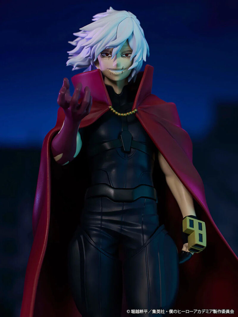 Vue 3/4 de face à mi-distance de la figurine de personnage de My Hero Academia en costume noir avec une cape rouge, portant un bracelet distinctif.